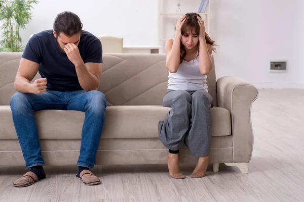 Fiatal pár a családon belüli erőszak fogalma — Stock Fotó