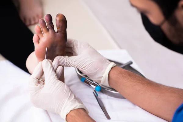 Femme blessée par un doigt visitant un médecin traumatologue — Photo