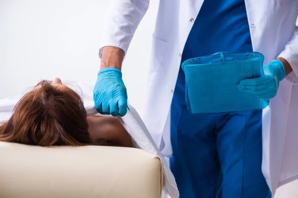 Forense de policía examinando cadáver en morgue — Foto de Stock