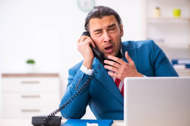 İş yerinde Coronavirus 'tan muzdarip hasta erkek çalışan