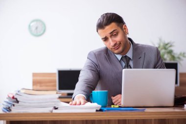 Genç bir erkek işçi aşırı işten memnun değil.