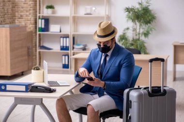 İş adamı salgın sırasında geziye hazırlanıyor