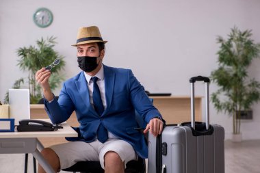 İş adamı salgın sırasında geziye hazırlanıyor