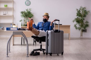 İş adamı salgın sırasında geziye hazırlanıyor