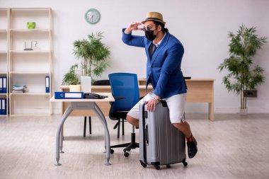 İş adamı salgın sırasında geziye hazırlanıyor