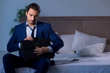 Yorgun işadamı gece fazla mesai yapıyor.