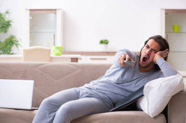 Evden çalışan genç bir işçi.