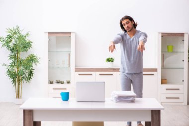 Evden çalışan genç bir işçi.