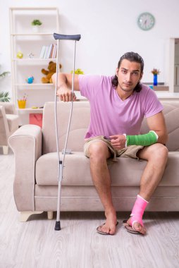 Evde yaralı bir genç var.