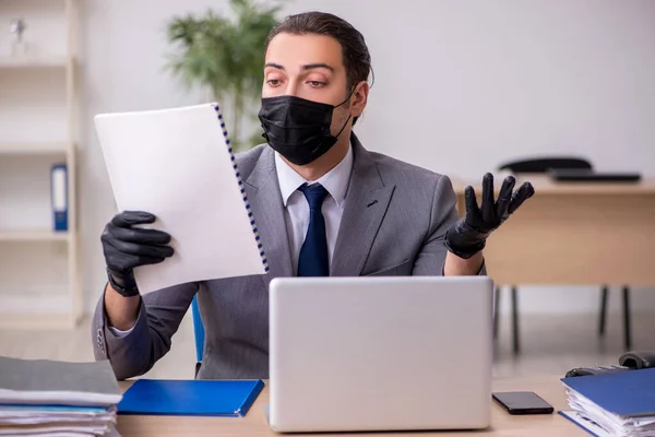 Joven empleado masculino en la oficina durante enfermedad pandémica —  Fotos de Stock