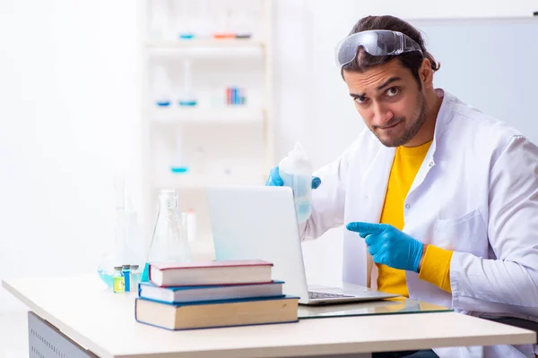 Mladý student chemik se připravuje na zkoušku — Stock fotografie