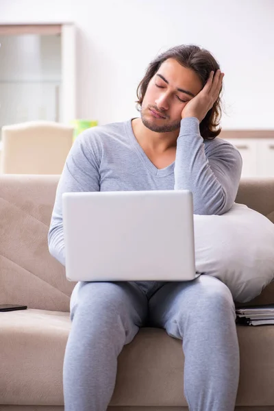 Ung manlig anställd frilansare som arbetar hemifrån — Stockfoto