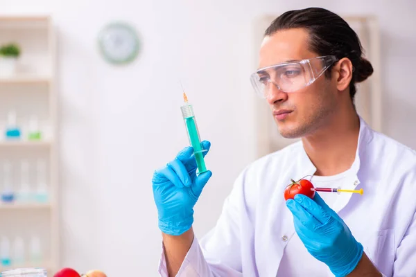 Joven experto en nutrición masculina probando productos alimenticios en laboratorio — Foto de Stock