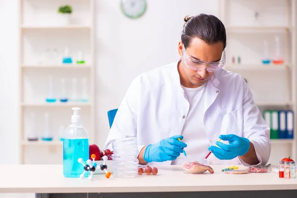 Junge männliche Ernährungsexperten testen Nahrungsmittel im Labor — Stockfoto