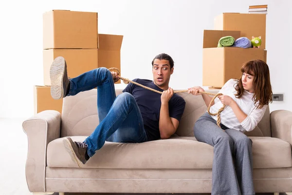 Junges Paar und viele Kisten im Scheidungsvereinbarungskonzept — Stockfoto