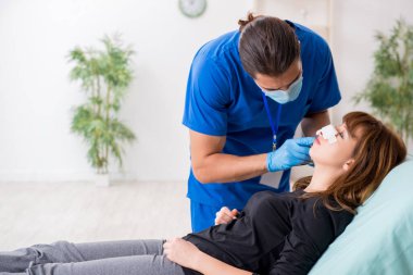 Genç ve güzel bir kadın estetik cerrahi konseptini ziyaret ediyor.