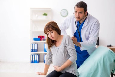 Genç bir kadın, genç bir erkek jinekolog.