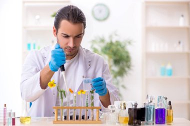 Parfüm sentezi konseptinde genç bir kimyager.