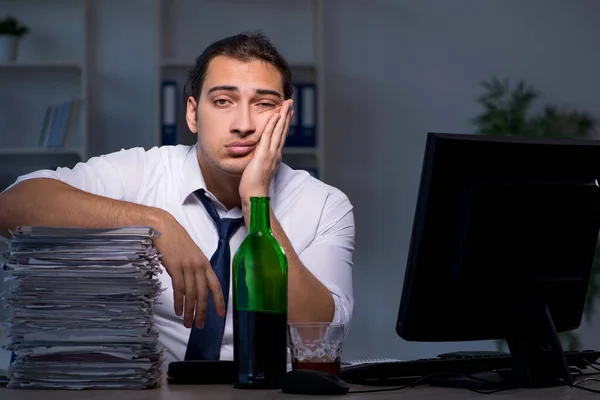 Homme d'affaires accro à l'alcool travaillant tard au bureau — Photo