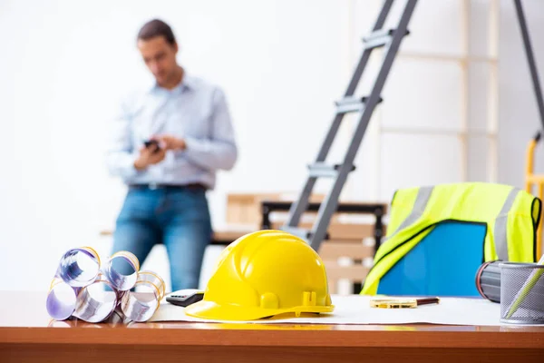 Jovem arquiteto masculino trabalhando dentro de casa — Fotografia de Stock