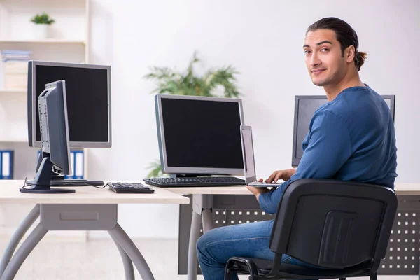 Junge männliche IT-Fachkraft arbeitet im Büro — Stockfoto