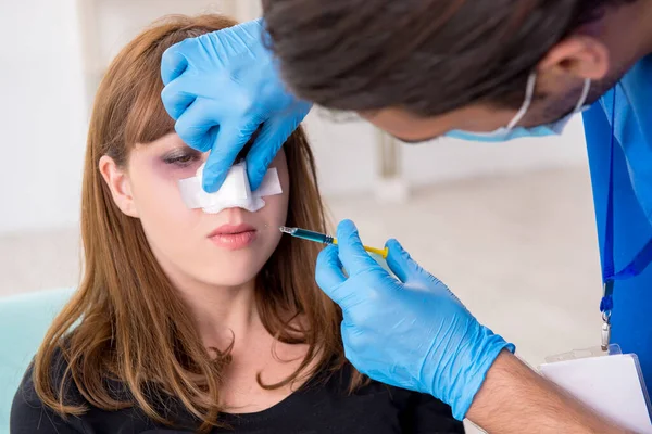 Giovane bella donna in visita medico in chirurgia plastica concetto — Foto Stock