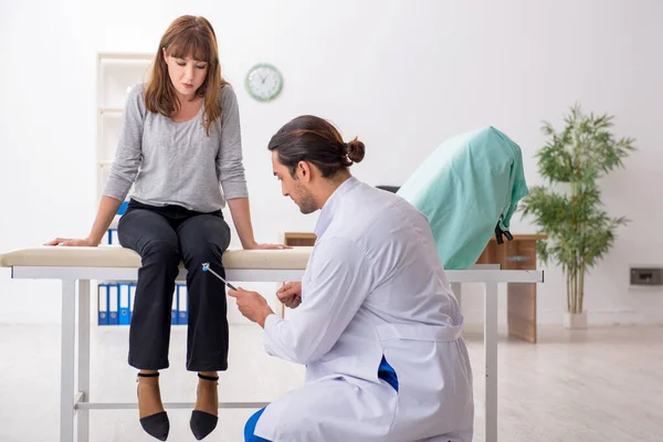 Jovem mulher visitando médico neurologista masculino — Fotografia de Stock