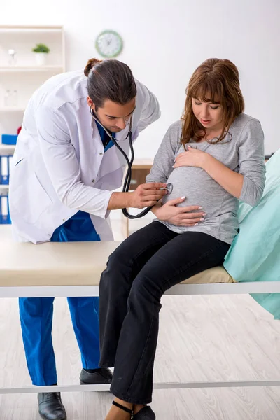 Jeune femme visitant jeune médecin gynécologue masculin — Photo