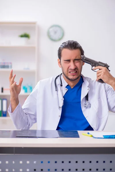 Jeune médecin masculin étant fatigué après le quart de nuit — Photo