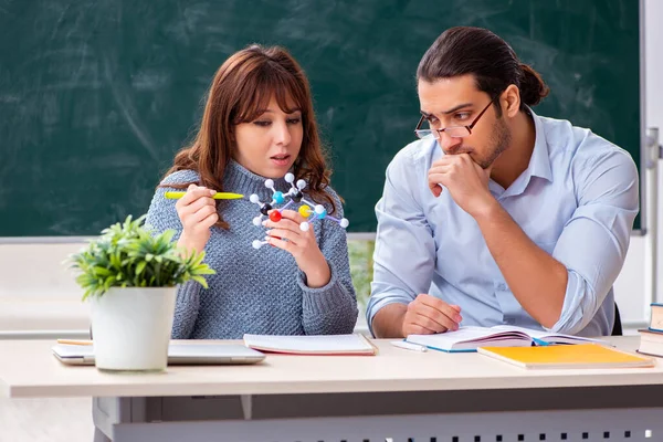 Junge Studentin und männlicher Lehrer im Klassenzimmer — Stockfoto