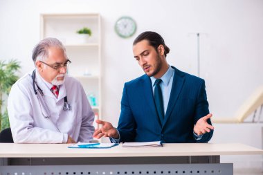 Erkek doktor ve iş adamı tıbbi projeyi tartışıyor