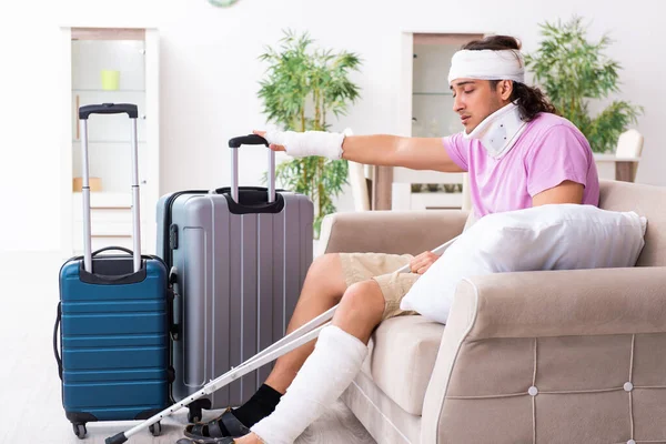 Jovem ferido se preparando para a viagem — Fotografia de Stock