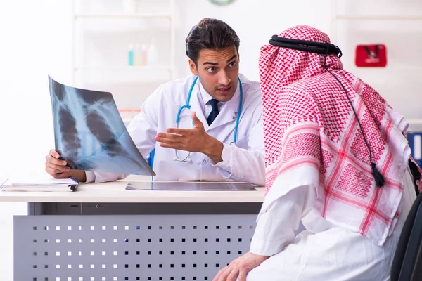 Viejo árabe masculino visitando joven médico masculino —  Fotos de Stock