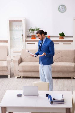 Evden kendini izole etme konseptiyle çalışan genç bir erkek işçi.