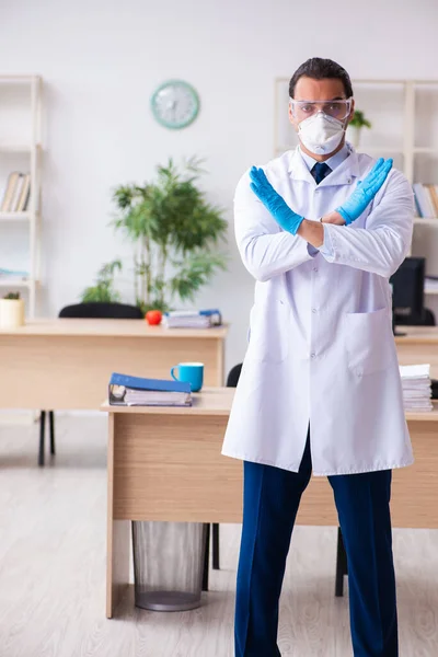Młody lekarz wirusolog w biurze — Zdjęcie stockowe