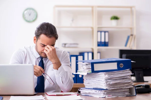 Dos empleados que trabajan en la oficina — Foto de Stock