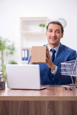 Ecommerce konseptinde genç erkek işadamı