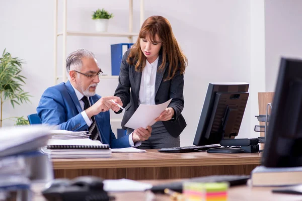 Zwei Mitarbeiter im Büro — Stockfoto