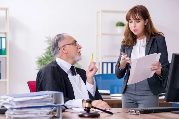 Alter männlicher Richter und seine junge Sekretärin im Büro — Stockfoto