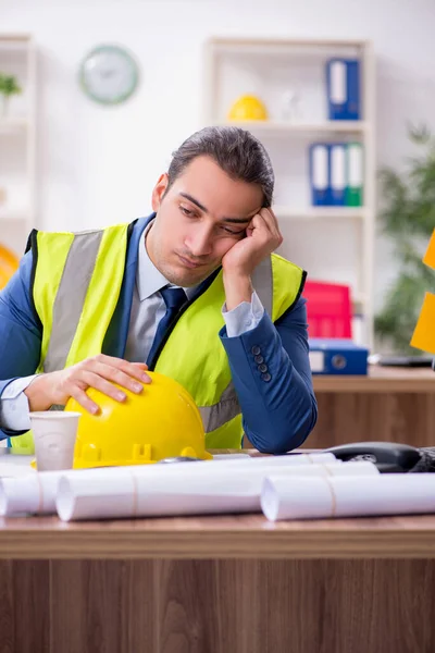 Junger männlicher Architekt arbeitet im Büro — Stockfoto