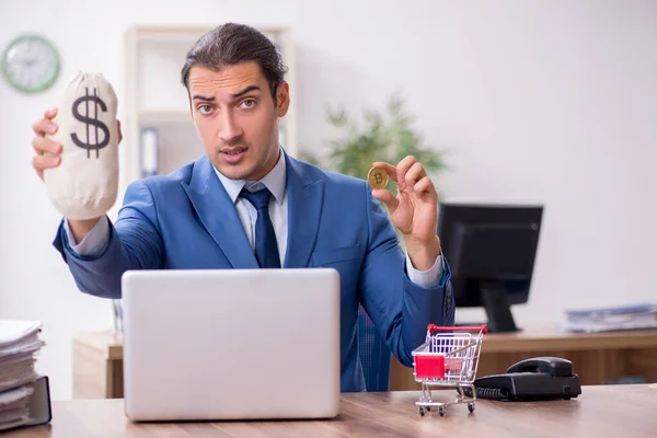 Junge männliche Geschäftsleute im E-Commerce-Konzept — Stockfoto