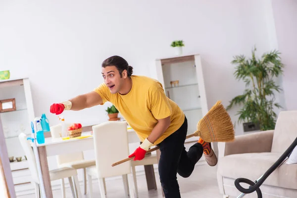 Jonge mannelijke aannemer schoonmaken van het huis — Stockfoto