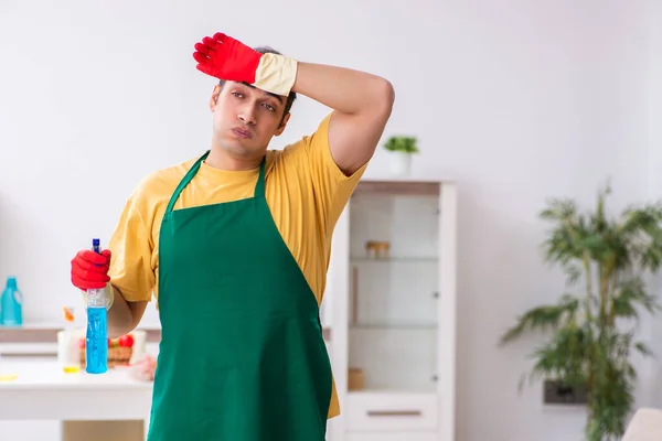 Joven contratista masculino limpiando la casa — Foto de Stock