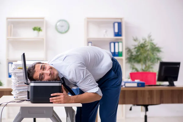 Jeune employé masculin faisant des copies à la photocopieuse — Photo