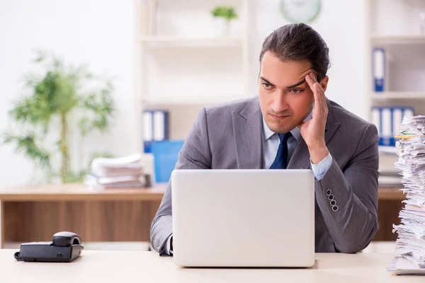 Junge männliche Geschäftsleute unzufrieden mit exzessiver Arbeit — Stockfoto