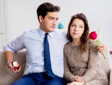 Evlilik teklifi yapan bir adamın romantik konsepti.