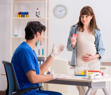 Hamile kadın check-up için doktoru ziyaret ediyor.