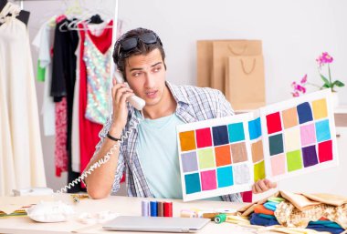 Atölyesinde çalışan yakışıklı bir terzi.