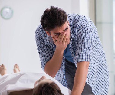 Ölen karısının yasını tutan adam.