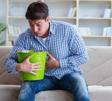 Hasta adam evde enfeksiyon ve mide rahatsızlığı çekiyor.